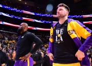 东契奇三巨头联手，西亚卡姆得分突破，连续三场30+冲击季后赛！的简单介绍