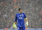  莱万多夫斯基官方宣布表现优异新规，皇家马德里引发争议！赛场气氛高涨